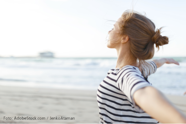 Gesundheit und Achtsamkeit Frau am Meer