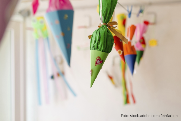 Schulanfang: Bunte Schultüten hängen im Raum