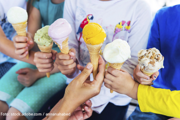 Kinder essen Eis im Sommer