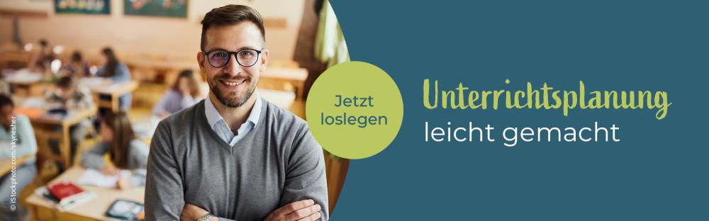 Unterrichtsplanung leicht gemacht, männliche Lehrkraft im Klassenzimmer