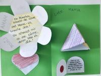 Beim Ausfüllen der Klappen dürfen sich die Kinder kreativ austoben.