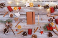 Weihnachtlich geschmückter Tisch mit einem Notizbuch