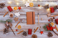 Weihnachtlich geschmückter Tisch mit einem Notizbuch