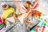 Top-Thema Ernährung, Elternteil bereitet das Pausenbrot vor