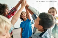 Soziales Lernen Gruppe Kinder freut sich Zusammenhalt Klassengemeinschaft