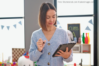 Lehrerin mit Tablet im Klassenzimmer